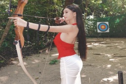 Thời trang - Hot girl triệu fans quyến rũ với áo xẻ sâu, váy ôm tôn vòng 3 khi đi bắn cung