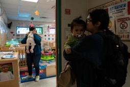 Bạn trẻ - Cuộc sống - Trường học "hiếm hoi" trên thế giới, cho phép nữ sinh mang con đến trường