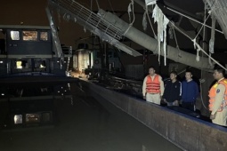 An ninh - Xã hội - Mật phục, bắt giữ cát tặc đang "ăn hàng" trên sông Hồng