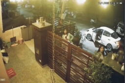 Phi thường - kỳ quặc - Video: 2 cô gái đi ô tô có hành động "đáng xấu hổ" trước ống kính camera