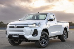 Tin tức ô tô - Xe bán tải điện Hilux chạy thử nghiệm tại Thái Lan