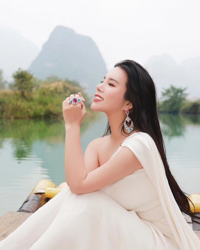 Năm 2018, cô được Forbes vinh danh là một trong &#34;những người dưới 30 tuổi quyền lực nhất&#34; tại Trung Quốc.
