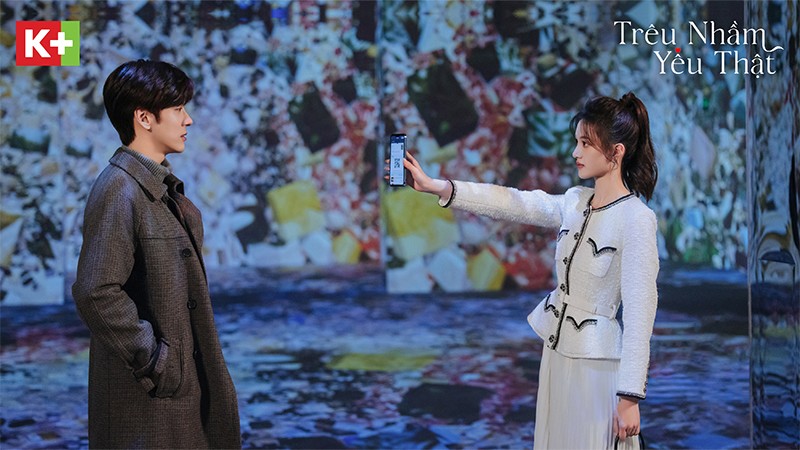 Thời Nguyệt luôn chủ động tiếp cận và “cưa cẩm” giáo sư Dụ Du