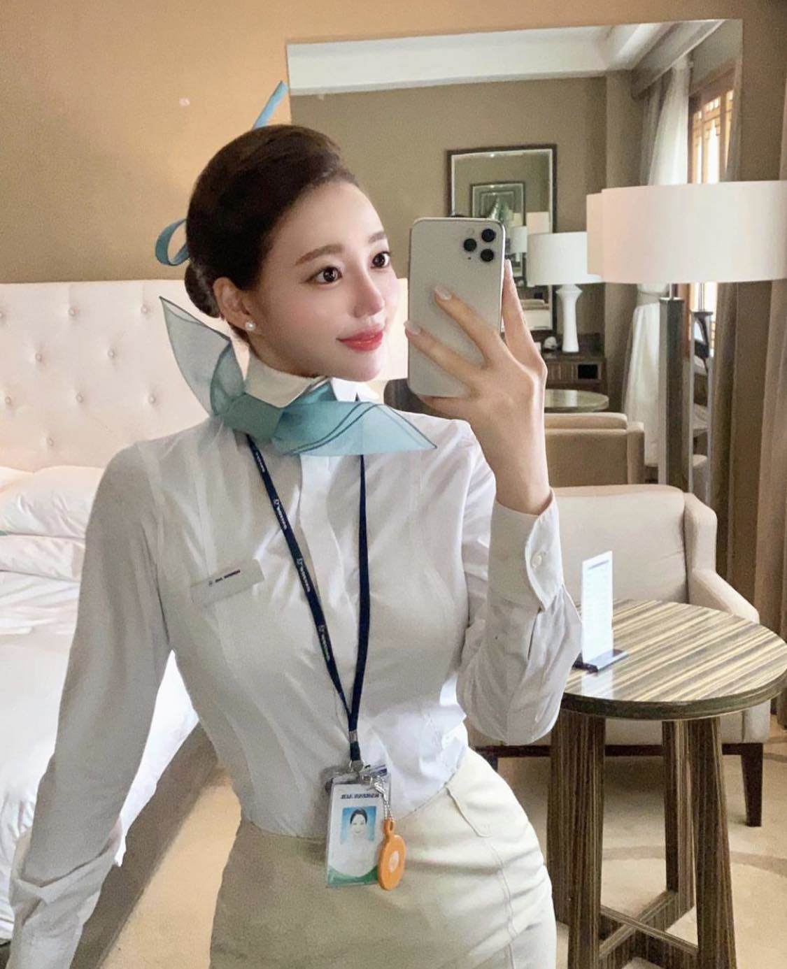 Min Ji trong bộ đồng phục của hãng Korean Air.