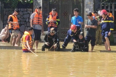 Tìm kiếm cháu bé 3 tuổi trượt chân rơi xuống sông ở TP Huế