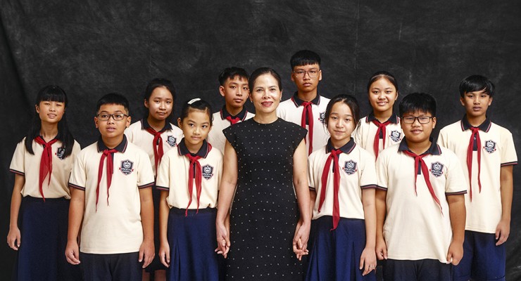 Bộ ảnh còn có sự tham gia của các em học sinh trường THCS Từ Sơn - đại diện cho thế hệ nhiều học trò mà bố mẹ Cường Đàm từng dạy trong suốt hơn 40 năm qua.