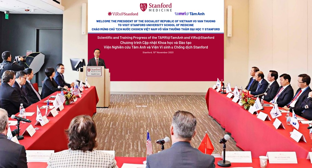 Chủ tịch nước Võ Văn Thưởng cùng đoàn lãnh đạo Việt Nam đến thăm Đại học Stanford và chứng kiến công bố đào tạo xét nghiệm viêm gan D đầu tiên cho Việt Nam. Ảnh: Hoàng Thống Nhất