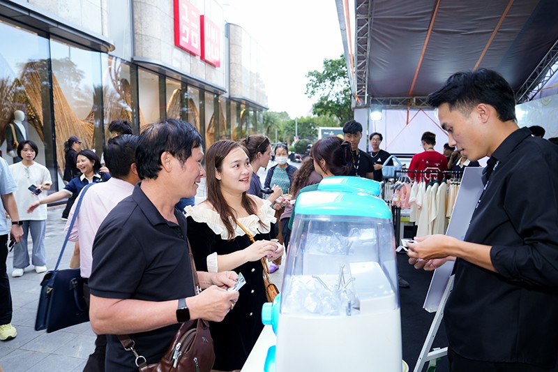 Fila Việt Nam chơi lớn khi “nhập khẩu” trái banh tennis nặng hơn 12 tấn nhân dịp ra mắt BST mới - 3