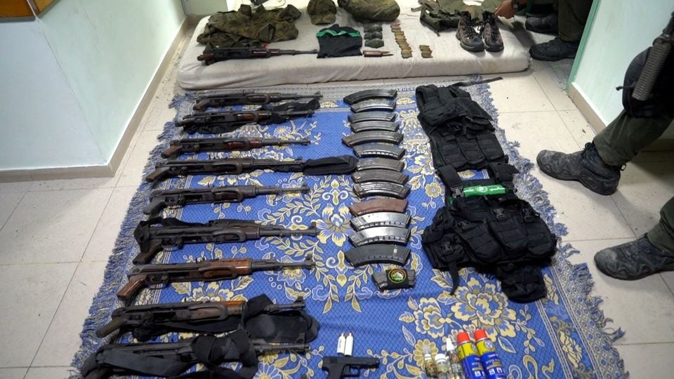 Vũ khí và thiết bị quân sự mà Israel tuyên bố tìm thấy ở bệnh viện lớn nhất Gaza. Ảnh: Reuters