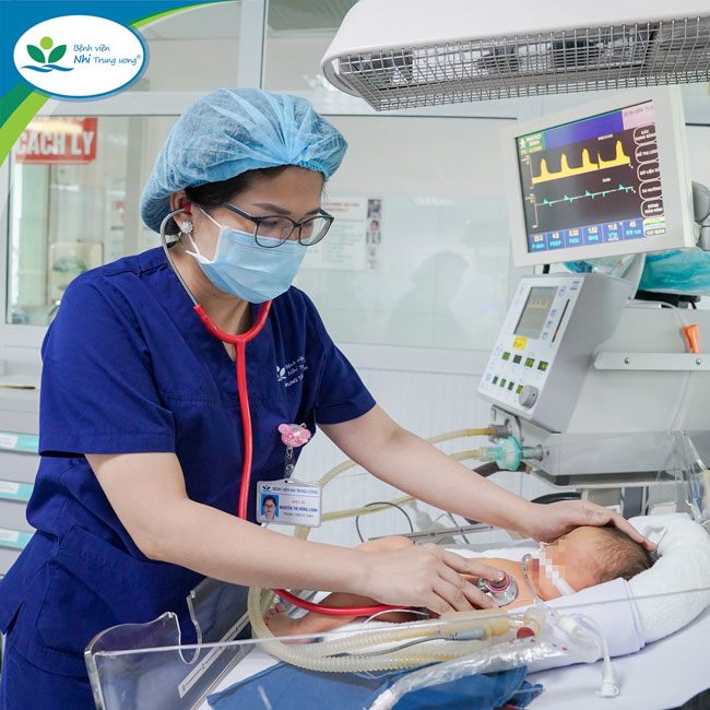Trẻ suy hô hấp sau sinh mổ chủ động đang được điều trị tích cực lại Trung tâm Sơ sinh – Bệnh viện Nhi Trung ương.