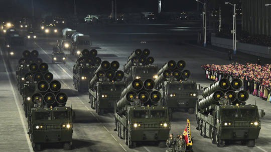 Vũ khí, trang thiết bị quân sự trong một buổi duyệt binh của Triều Tiên. Ảnh: AP