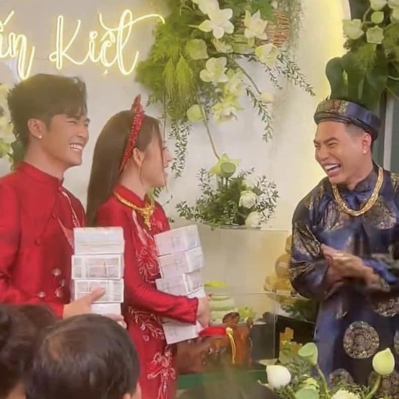 Cô dâu, chú rể ôm nặng tay không hết quà của "thánh hài Diệu Lâm"