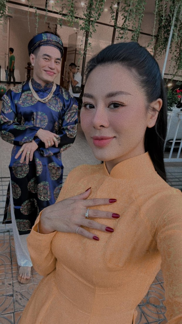 Nam Thư chụp hình cùng Lê Dương Bảo Lâm trước giờ xin dâu