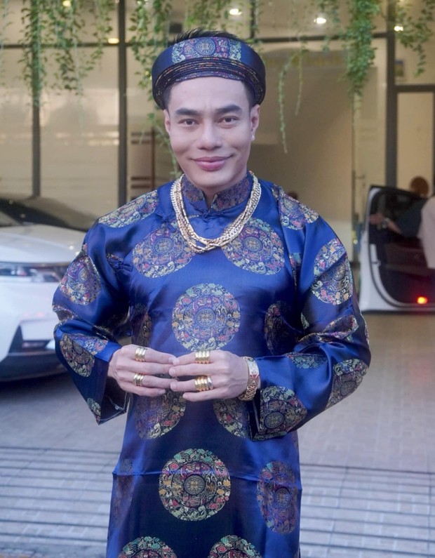 Lê Dương Bảo Lâm làm MC lễ cưới, đeo vàng đầy người