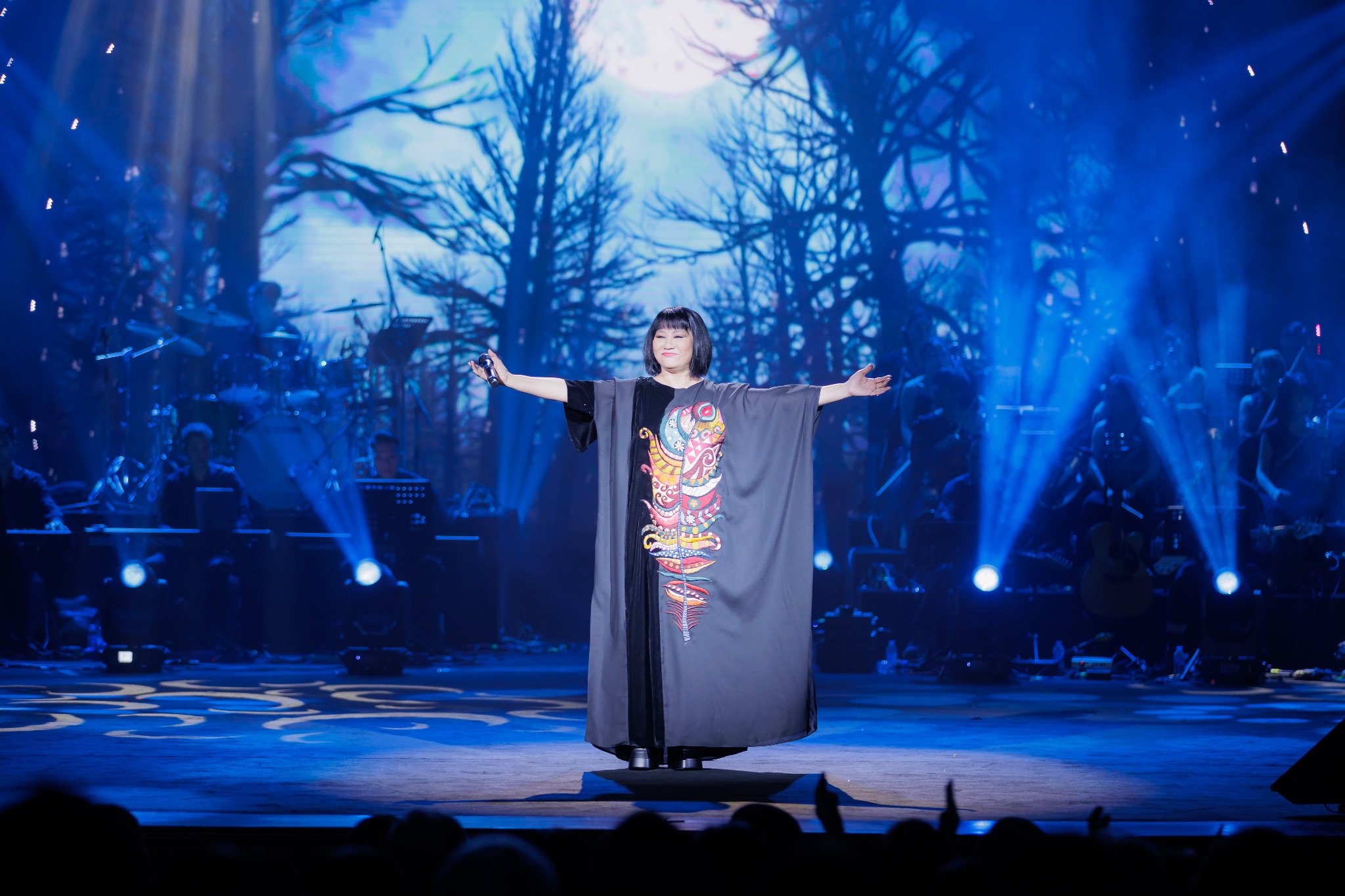 Ca sĩ Cẩm vân thể hiện ca khúc “Hạ Trắng”, “Rừng xưa đã khép”, “Sóng Về Đâu” và “20 mùa nắng lạ”