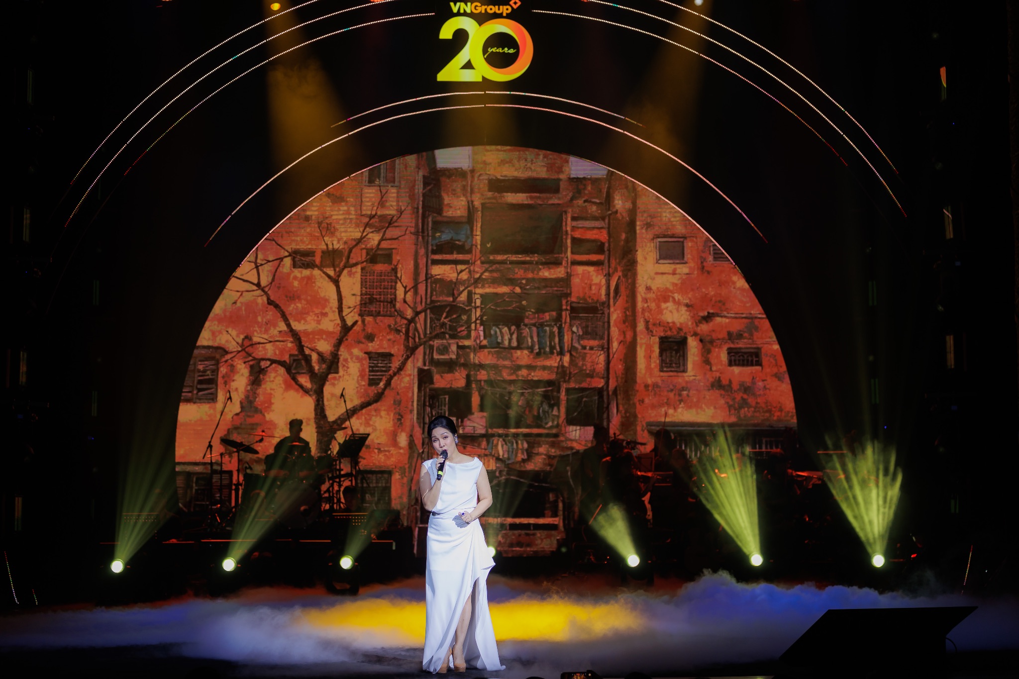 Ca sĩ Mỹ Linh thể hiện ca khúc “Mùa thu Hà Nội”