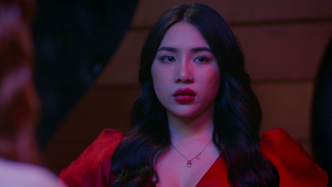 "Nữ tiếp viên karaoke trong phim Việt" có body nuột nà nhờ "cắm trại" trong phòng tập - 1