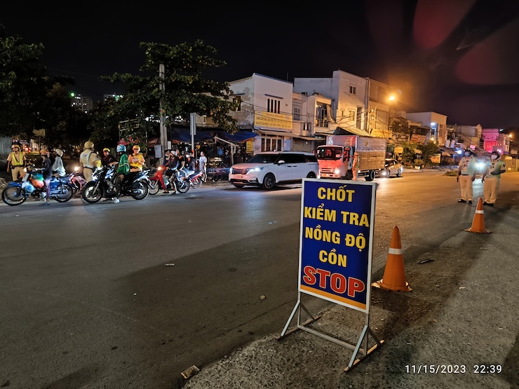 Lực lượng chức năng lập chốt đo nồng độ cồn ở giao lộ Lương Định Của - Mai Chí Thọ khuya 15/11.