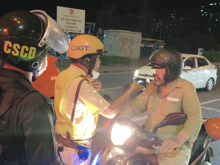 Một người nước ngoài lái xe sau khi đã uống rượu, bị CSGT phát hiện ở giao lộ Lương Định Của - Mai Chí Thọ (phường An Phú, TP. Thủ Đức).