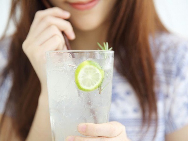 Sức khỏe đời sống - Uống nước chanh khi bụng đói, nên hay không nên?