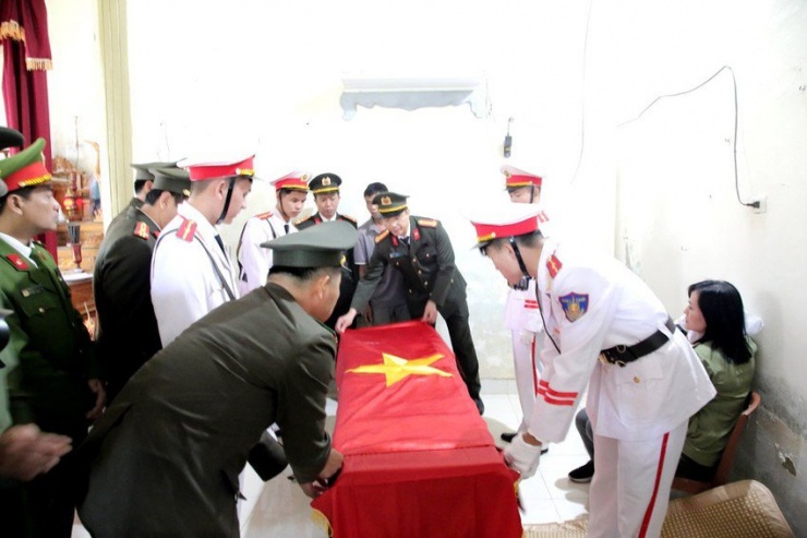 Đại úy Trần Trung Hiếu hy sinh trong niềm tiếc thương vô hạn của gia đình, người thân, đồng chí, đồng đội và người dân.