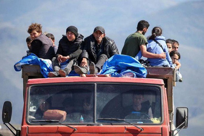 Những người tị nạn từ vùng Nagorno-Karabakh đến làng biên giới Kornidzor - Armenia. Ảnh: Reuters