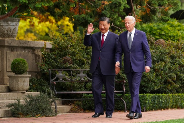 Lãnh đạo Mỹ - Trung đi dạo cùng nhau trong dịp gặp ở Francisco. (Ảnh: Reuters)