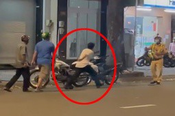 Bị thổi nồng độ cồn, người đàn ông đạp đổ xe đặc chủng, tấn công CSGT ở TPHCM