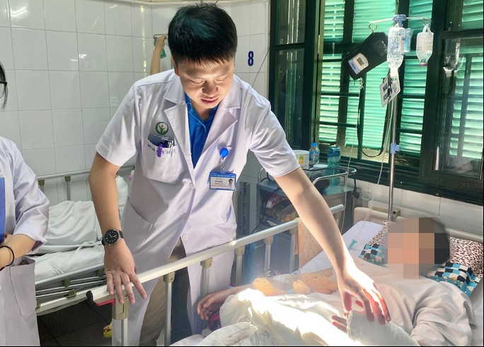 Bác sĩ thăm khám cho bệnh nhân sau ca phẫu thuật