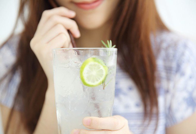 Uống nước chanh khi bụng đói có thể tốt cho một số người, tuy nhiên, không phải ai cũng .Ảnh: Shutterstock