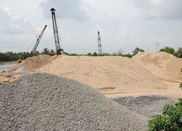 Ảnh: Giá các loại vật liệu khai thác đất, cát có nhiều biến động do tình trạng khan hiếm nguồn cung.