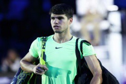 Alcaraz bức xúc khi để thua ngược Zverev ở ATP Finals 2023