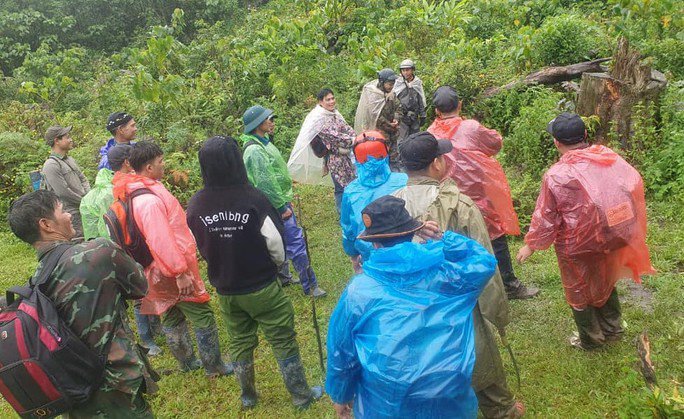 Lực lượng chức năng đã huy động 20 người, băng rừng tìm tung tích nạn nhân