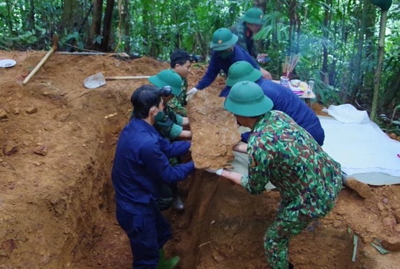 Đội 589 đang cất bốc hài cốt liệt sĩ vừa được tìm thấy ở xã Kim Thuỷ, huyện Lệ Thuỷ, Quảng Bình.&nbsp;
