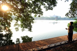 Tin tức trong ngày - Thời tiết cuối tuần: Miền Bắc nắng hanh, miền Trung kết thúc mưa lớn