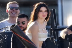 Thời trang - "Cô gái có body đẹp nhất hành tinh" diện croptop, váy ngắn phun tuyết trên đường phố Mỹ