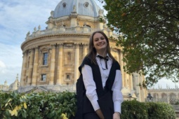 Cô gái 16 tuổi từ một thiếu niên vô gia cư trở thành sinh viên đại học Oxford