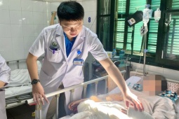 Tin tức trong ngày - Áo chống nắng cuốn vào bánh xe máy, cô gái 18 tuổi gần đứt rời cánh tay