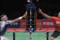 "Siêu nhân" cầu lông Axelsen 1m94 kê sẵn vợt, đối thủ "mắc bẫy" tự thua