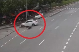 Tin tức trong ngày - Clip: Phóng xe máy chạy bất thường tông vỡ đầu ô tô, tài xế bay qua đầu “xế hộp”