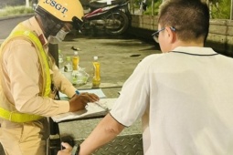 Tin tức trong ngày - Bị dính nồng độ cồn, tài xế đưa thẻ thang máy xưng người VOV