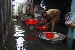 Tin tức trong ngày - Những căn nhà khi thành hầm, lúc thành ao bên công trình ngăn triều ở TP.HCM