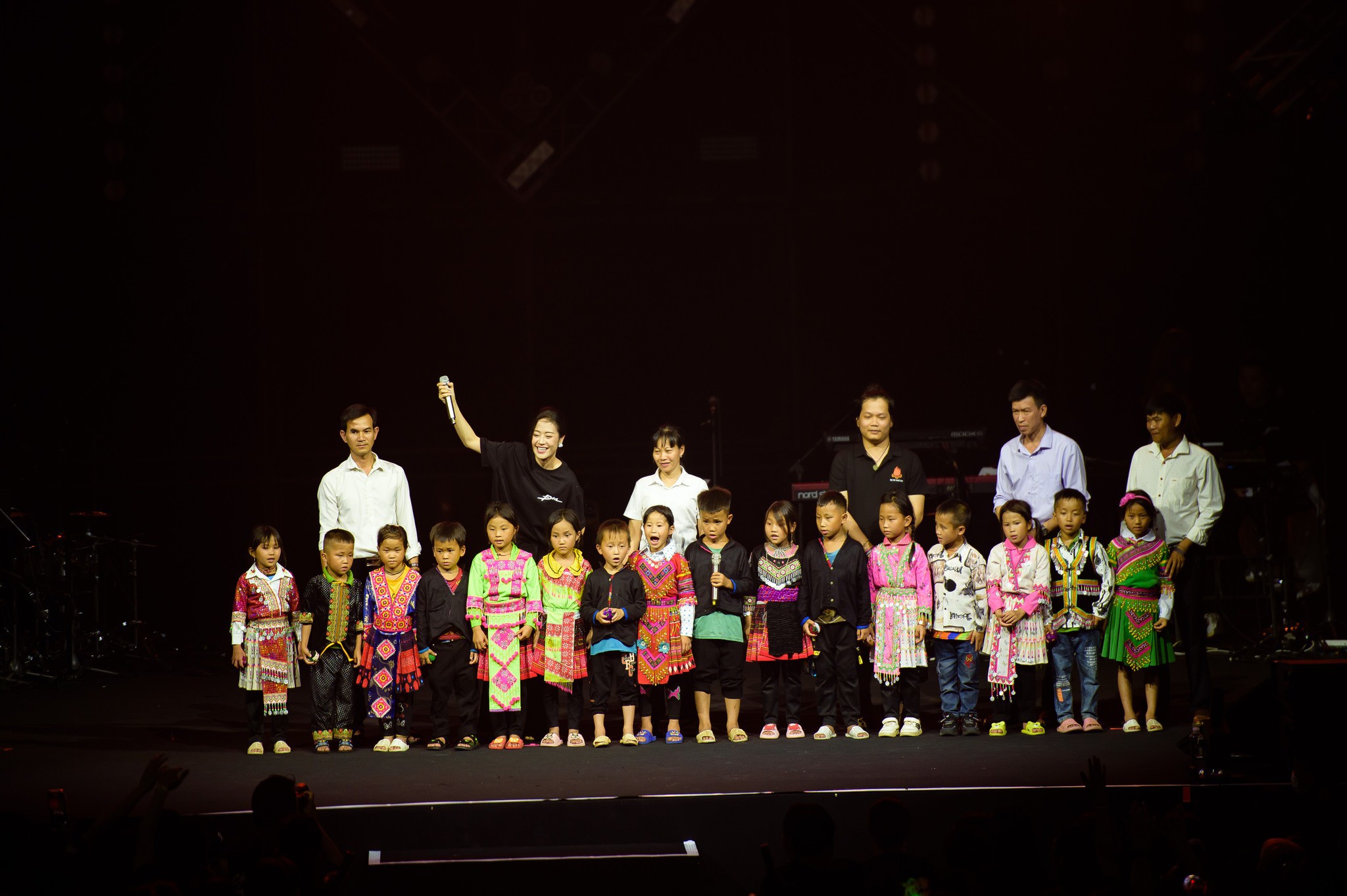 Nam rapper cũng mang các em nhỏ đến với concert của mình tại Hà Nội.