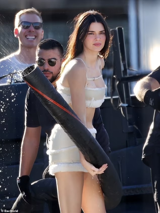 Kendall Jenner quyến rũ với mốt áo, váy ngắn.