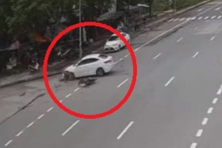 Clip: Phóng xe máy chạy bất thường tông vỡ đầu ô tô, tài xế bay qua đầu “xế hộp”