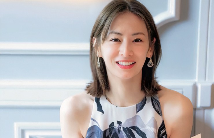 Song, cô cũng cho hay vì có làn da nhạy cảm, nên cô ưu tiên những sản phẩm thuần thiên nhiên và dịu nhẹ, phù hợp. Đồng thời, ngoại trừ công việc, cô sẽ để mặt mộc.&nbsp;