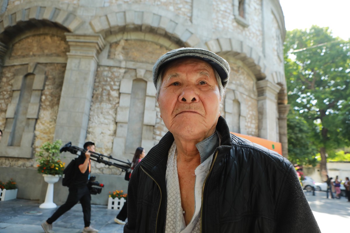 Ông Nguyễn Phú Lâm (84 tuổi, ở phố Hàng Than) cho biết: “Sinh sống ở đây từ bé, nay thấy tháp nước Hàng Đậu mở cửa&nbsp;tôi rất mừng”.