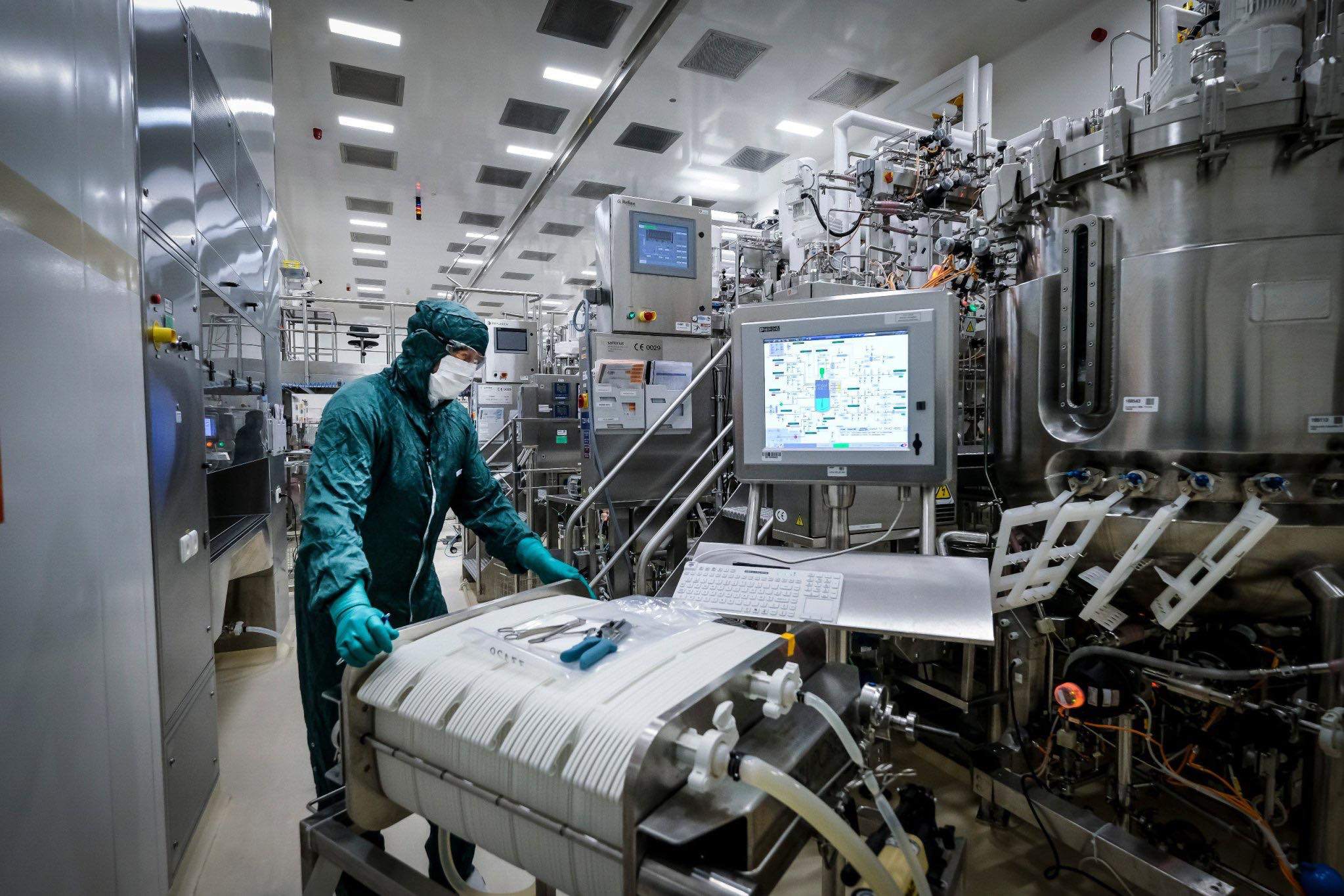 Một trong những quy trình sản xuất vắc-xin tại nhà máy GSK tại Bỉ.