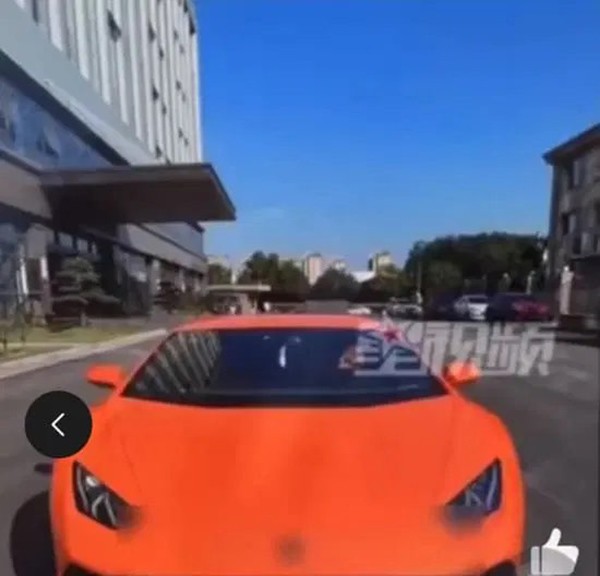 Chiếc Lamborghini đã qua sử dụng vừa mới mua của chàng trai này.