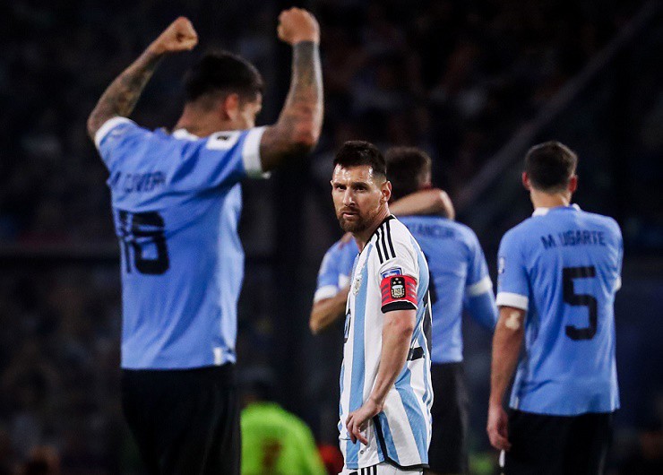 Messi bất lực trước hàng thủ chơi khoa học của Uruguay